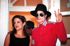 Priscilla Presley yahishuye ko yigeze guterwa impungenge n'umubano w'umukobwa we na Michael Jackson