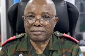 Ntabwo tuzakubitwa urushyi ngo dutege undi musaya- Gen Ekenge wa FARDC yarize ay'ingona