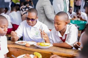 Amajyepfo: Gahunda yo kugaburira abana ku ishuri bose barayivuga imyato ariko bakavuga ibitaranoga