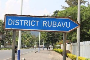 Rubavu: Yagiye gukubita umugore we amucitse akomeretsa umwana wabo