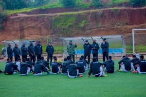 Gen Mubarakh Muganga yasabye abakinnyi ba APR FC kwibukiranya intego zayo