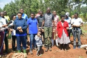 IFOTO Y'UMUNSI: Umufasha wa Perezida Nkurunziza yafotowe yagiye gusarura ibirayi n'umuryango we [AMAFOTO]