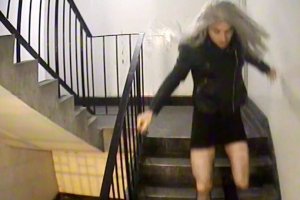 Umugabo yambaye ijipo ngufi n'imisatsi y'abakobwa kugira ngo asambanye umukobwa 