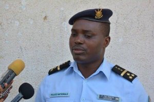 Burundi:Polisi yerekanye abayobozi 3 n'Imbonerakure 9 bashinjwa gusahura no kwica Abarundi bahunguka