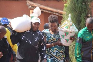 Burundi: Perezida Ndayishimiye yagaragaye yikoreye umufuka ku munsi mukuru wahariwe gushyigikirana [AMAFOTO]