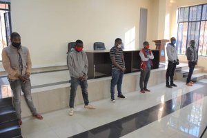 RIB yerekanye itsinda ry'abasore 6 bamaze iminsi biba amafaranga y'aba agents ba Mobile Money