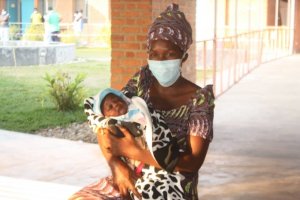 Rubavu: Wa mubyeyi wabyariye mu bitaro ari kuvurwa Covid-19 yasezerewe arataha [AMAFOTO]