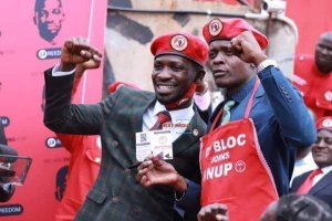 Bobi Wine ari mu byishimo byinshi byo kwakira ibihangange birimo Jose Chameleone mu ishyaka rye