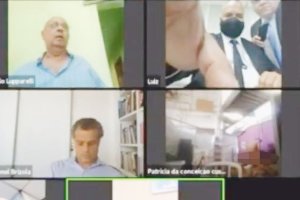 Umukozi yibagiwe kuzimya Camera ye ubwo yari mu nama yifashishijwe ikoranabuhanga bagenzi be bamubona ari gukora imibonano mpuzabitsina n' umugore we