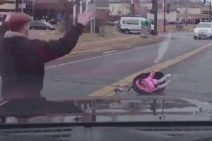 Uruhinja rwahanutse mu modoka igenda rugongwa n'indi modoka yazaga Imana ikinga akaboko