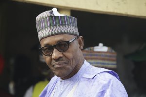 Perezida Buhari yamaganye bagenzi be baturanye bashaka kwiyamamariza manda ya 3 bitemewe