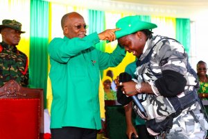 Harmonize abaye umuhanzi wa 2 wemeje Perezida Magufuli akamukurira ingofero akayimwambikira imbere y'imbaga y'abantu[AMAFOTO]