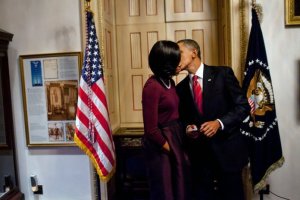 Ihere ijisho amafoto agaragaza ibihe bidasanzwe Barack Obama n'umugore we Michelle bamaranye imyaka 28 bari mumunyenga w'urukundo[AMAFOTO]