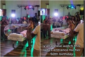 Umugore yatunguye benshi ubwo yizihirizaga isabukuru mu isanduku bashyinguramo