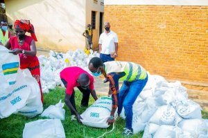 Leta yatangiye guha ibiribwa imwe mu miryango itabona ibyokurya kubera Guma mu rugo