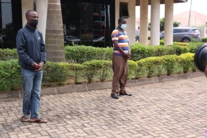 Kigali: Bafashwe bagiye kugurisha ikibanza cy'umuturage kirimo n'inzu hakoreshejwe uburiganya