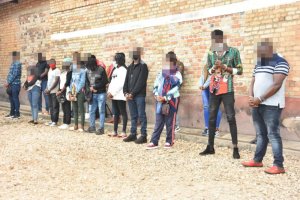 Nyanza: Abantu 21 bafatiwe mu kabari banywa inzoga birengagije Covid-19