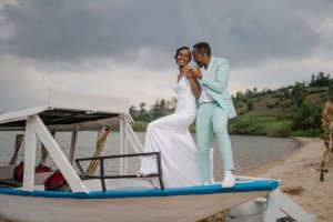 Umunyarwenya Nkusi Arthur yateranye imitoma n'umugore we Fiona Muthoni baheruka kurushinga