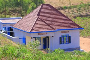 Kamonyi: Umuryango utishoboye washyikirijwe inzu nziza wubakiwe na Polisi y'u Rwanda