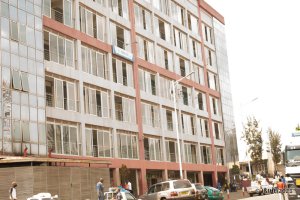 Umukarani yahanutse kuri etaje ya 2 y'inyubako y'isoko rya Nyarugenge Imana ikinga ukuboko