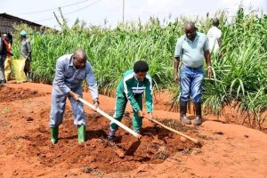 Perezida Ndayishimiye n'umuryango we bagaragaye bari guhinga [Amafoto]