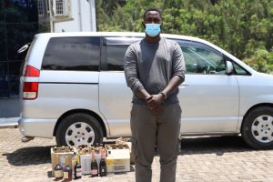 Polisi yafatanye umusore inzoga za magendu yari yahishe mu modoka mu buryo budasanzwe [AMAFOTO]