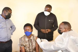 Karongi: Minisitiri Gatabazi yaburiye abangisha abandi inkingo za Covid-19