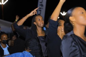 Ange Kagame n'umugabo we bitabiriye igitaramo cy'amateka cya Adekunle Gold [AMAFOTO]