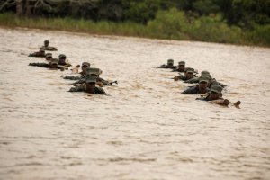 IFOTO Y'UMUNSI: Abasirikare bagera ku 1000 barwanira ku butaka basoje amahugurwa yarimo imyitozo ikaze