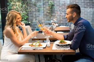 Sobanukirwa ibintu 10 ukwiriye kwitaho mugihe ugiye guhura bwa mbere n'uwo wakunze