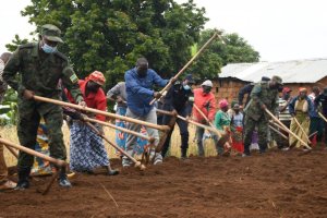 Gicumbi: Minisitiri Gatabazi yahaye umubyizi abaturage bari mu kiraka