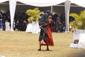 Umukecuru yarijijwe n'ibyishimo bituma aterura umukobwa we wabaye uwa mbere muri kaminuza [AMAFOTO]