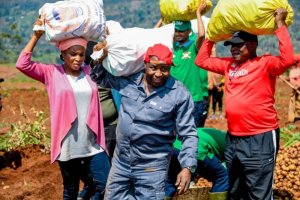 Perezida Ndayishimiye n'umuryango we bagiye gusarura ibirayi bataha babyikoreye [AMAFOTO]