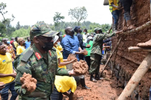 IFOTO Y'UMUNSI: Minisitiri Gatabazi na Maj Gen Murokore bafashe icyondo bubakira utishoboye