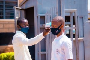 Minisante yakuyeho gahunda yo gupima abantu umuriro mbere yo kwinjira ahantu runaka