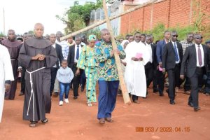 Ifoto y'umunsi: Uwa Gatanu Mutagatifu watumye Perezida Evaliste w'uburundi yikorera Umusaraba