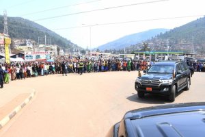 Abanyarwanda beretse urukundo Perezida Museveni bari bakumbuye cyane biramurenga [AMAFOTO]