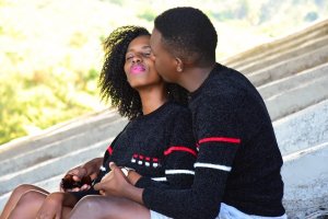 Bahuriye mu kabari bagiye kwiyahuza inzoga kubera ibibazo bibabyarira urukundo rudasanzwe