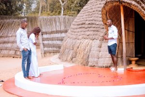 Rutahizamu wa Mukura VS yambikiye impeta umukunzi we mu rukari [AMAFOTO]