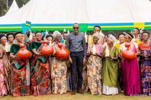 IFOTO Y'UMUNSI: Perezida Kagame yahaye urwibutso ababyeyi bamwakiriye bidasanzwe 