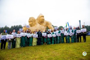 IFOTO Y'UMUNSI:Abise ingagi amazina bifotoje hamwe na Jeannette Kagame