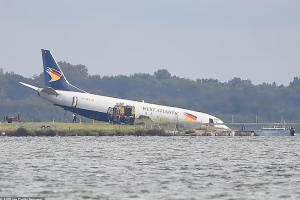 Indege yashinze izuru mu mazi nyuma yo kurenga ikibuga [AMAFOTO]