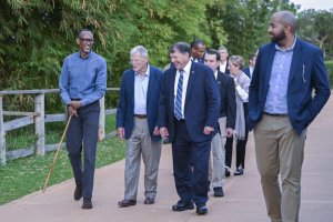 Perezida Kagame yatembereje abasenateri ba Amerika mu rwuri rwe [AMAFOTO]