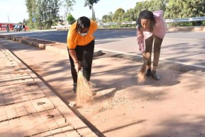 Ngoma:Mayor yagaragaye ari kumwe n'abaturage bakora isuku mu muhanda(AMAFOTO)