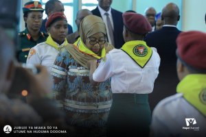 IFOTO YUMUNSI: Perezida Suluhu w'Umuyisilamu yambitswe Furari y'Abadivantiste yari yasuye