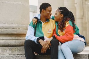 Ibimenyetso 5 bizakwereka umukobwa ugukunda nta buryarya