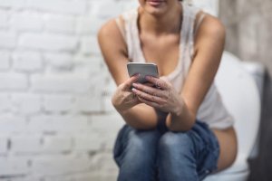 Muragowe abakoresha telefoni muri mu bwiherero! Dore ingaruka 6 zabyo