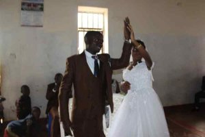 Nyamasheke:Umukwe n'umugeni batumva ntibavuge bakoze ubukwe bwanyuze benshi