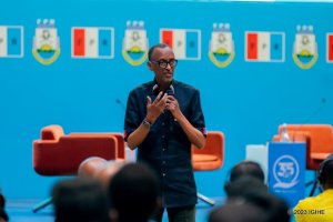 Perezida Kagame yahishuye uko yahawe akazi n'abanyamahanga ngo areke kwiyamamaza