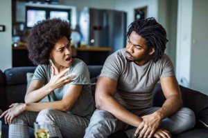 Dore aya niyo makosa umugore akora akisenyera urugo atabizi